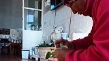 敲蹄子捆肚子，小羊羔生病，牧民用传统方法治疗