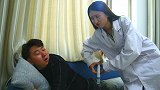 小伙去医院看病，不料主刀医生是前女友，一上来就要截肢