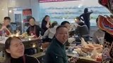 一秒钟变脸，找来美女顾客，缺女朋友了吧