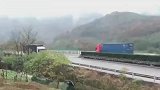 男子看大货车经过，车后面只剩一排轮胎，这是为了省车轴钱