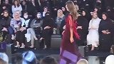国外模特时装走秀，玫瑰紫红显成熟美丽