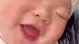 宝宝在睡梦中笑出声