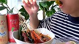 猫王：本喵的居酒屋开业啦，放松时刻，来杯喵喵酒微醺一下喵喵酒 会做饭的猫