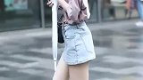成都街拍小姐姐，身材颜值没的说，牛仔短裙美到极致太养眼了