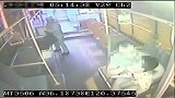爆新鲜-20160109-青岛光脚爸爸凌晨抱娃跪地拦车 声声呼喊戳人心窝