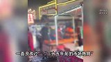 丽江一网红美食地被指“像公厕”，污水横流油渍斑驳，街道回应