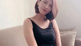 气质女人穿吊带真性感，雪白皮肤很迷人