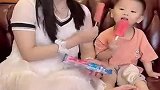 又到了吃雪糕的季节，老婆为了防止女儿吃雪糕，也是拼了老命！