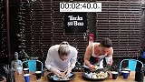 美食视频外国男女挑战速食记录，结果一大老爷们没有吃过女人
