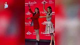 关晓彤还是暴露了！揭幕蜡像意外露出肚子，小腹凸起引网友猜测