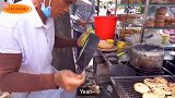 这小吃摊为什么能日入2000？喜感大叔用跳动的节拍做美食，酷