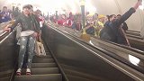 俄罗斯地铁站已“沦陷” 球迷组团搭地铁歌声不停