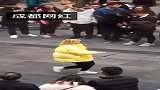 网红街头跳舞，粉丝真多
