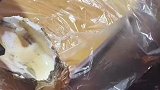 女子夜宵吃生蚝，却发现生蚝一捏就碎这没什么关系
