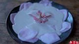 李子柒摘了新鲜的花瓣，制作了一些你没有吃过的美食