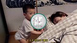 萌娃半夜给妈妈摇床哄睡觉，网友：以后也这样哄女朋友