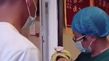 男子在产房焦急等待，医生向宝爸介绍孩子情况