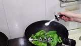 家常做法擂辣椒烧茄子，做法非常简单，好吃又下饭