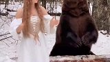 美女在棕熊面前拍跳舞视频，棕熊的反应太真实了