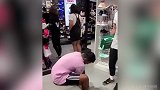 妖孽啊！小哥商场试鞋拔腿就跑 店员一看吓坏了