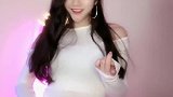 美女穿这件露脐装显得肌肤很白皙