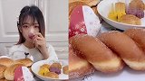 真不愧是小吃货，大胆尝试香葱味月饼，小姐姐厉害了！