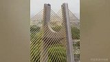 恐高慎点！国外极限达人桥梁上滑U型板