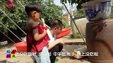 农村大铁锅做鱼一锅出2样？这硬菜喝点？举杯邀明月，吃饭三口人