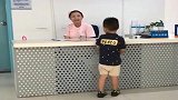 儿子看人家护士漂亮，就成了这个模样，以后不知要招惹多少姑娘！