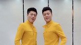 双胞胎兄弟一起尬舞，两人配合十分默契，颜值这块不输给明星大牌