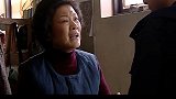 在母亲的逼问下老三说出了实情，母亲一脸严肃的看着他