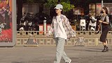 什么是初秋女生喜爱的穿搭组合呢？牛仔裤长靴衬衫棒球帽，必须的