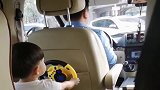 为了让儿子老实坐车，爸爸想出这一招，果然还是男人最懂男人