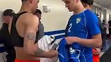 胡桑诺夫与赖因德斯赛后互换签名球衣