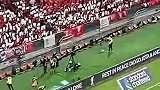 中国香港球迷致敬若塔 达格利什献上花环