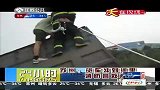 苏州：货车冲到河里 消防营救两人
