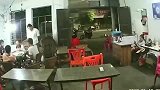 男子发现不对劲，赶紧从后门溜了，监控拍下让人腿软画面！
