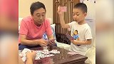 冯巩带五岁孙子斗地主引争议 被指教育方式存在问题
