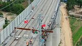 中国铁路建设飞跃发展离不开辛勤的建设者们！