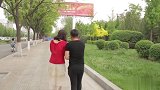 夫妻俩买辣条，没想吃完1袋老板又白送10袋，这是什么套路