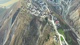 甘肃建在悬崖上的村庄，这造型像什么呢！