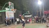 高校女生篮球比赛，男生集体做俯卧撑当啦啦队