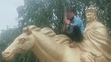 素质呢？男子坐唐僧雕像怀里拍照遭斥责后回怼：再等一分钟