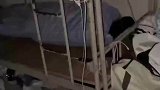 男生在室友耳旁放歌，把室友吓醒了