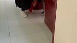 萌娃带奶瓶上学，渴了就拿奶瓶找老师