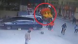“大象”街头从天而降 老人两根肋骨被撞断