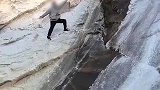 男子冰瀑前摆姿势拍照，不料下一秒滑进冰水