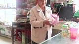 女同学问老板要泡泡糖，一连两天要100个，第三天却买了瓶钙奶