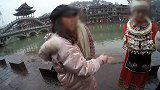 租衣服却禁止自拍！游客凤凰古城疑遭强制消费，官方回应