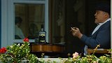 球员个个无精打采，黑人提议将足球踢到灯塔那去，这才像个团队